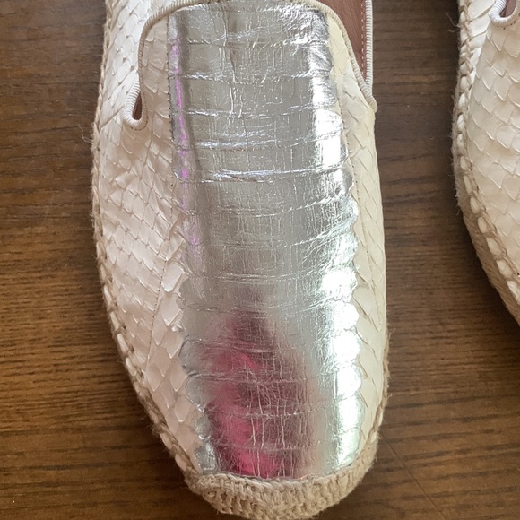 New VC signature by vince Camuto slide. Color is creamy white with silver design - Picture 4 of 5